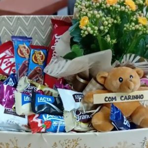 Cesta de presentes com ovo de chocolate