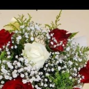 Buquê Rosas Vermelhas e Branca