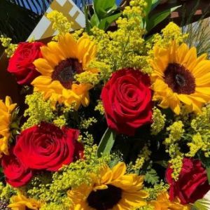 Buquê com Rosas e Girassóis