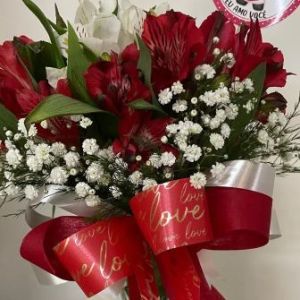 Buquê com flores vermelhas e brancas