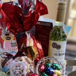 Cesta de presentes com ovo de chocolate