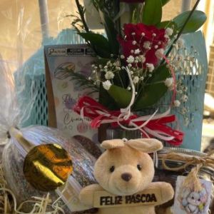 Cesta de presentes com ovo de chocolate e pelúcia