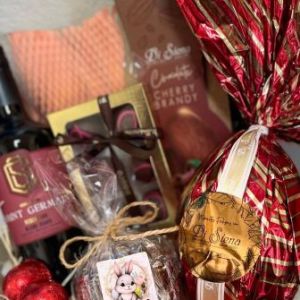 Cesta de presentes com ovo de chocolate